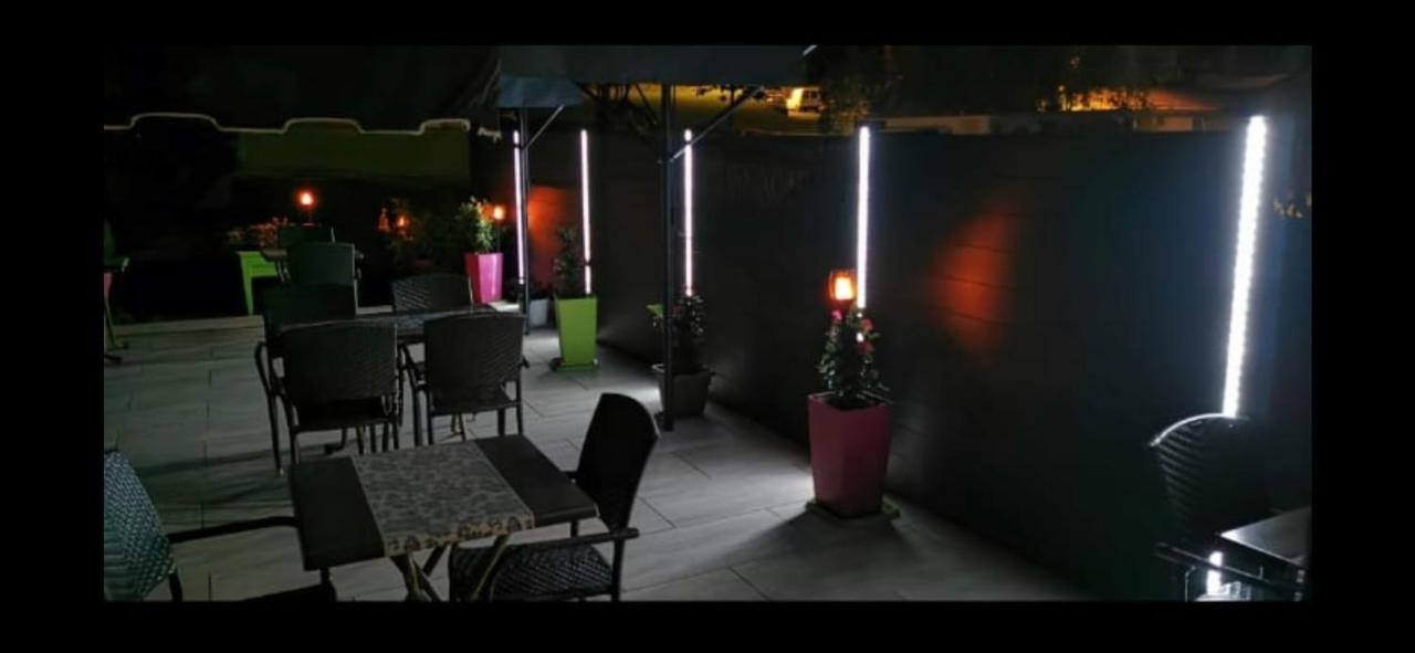 Hotel Le Bambi Baume-les-Dames Exteriör bild